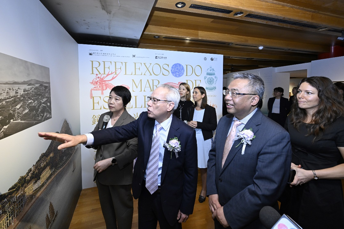 图为澳门特区行政长官岑浩辉等参观展览。澳门特区政府文化局供图