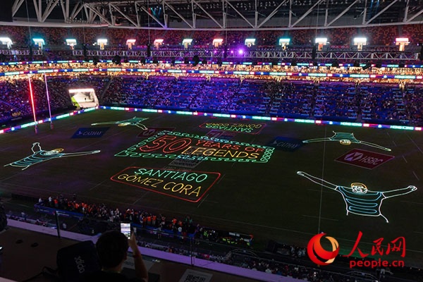 激光投影展示七人榄球传奇球星姓名。实习生 韩宇轩摄